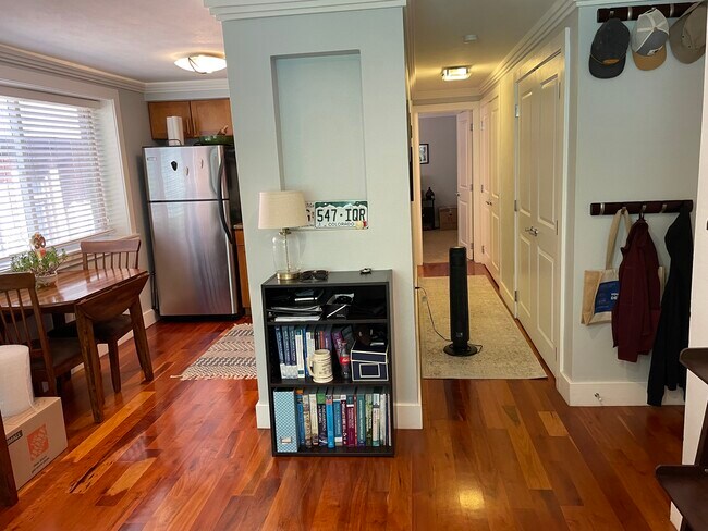 kitchen/dining area/hall - 1660 Steele St Unidad 202