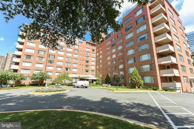 Building Photo - 1111 Arlington Blvd Unit 115