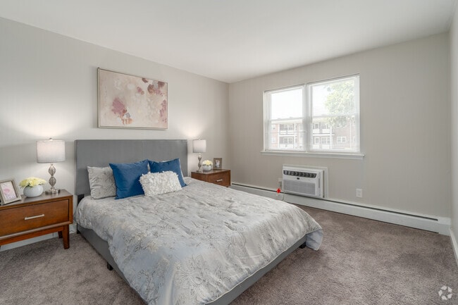 1BR, 1BA - 650SF - Bedroom