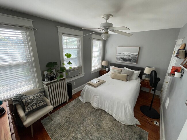 1122 Owen Place NE Unit Frontbedroom