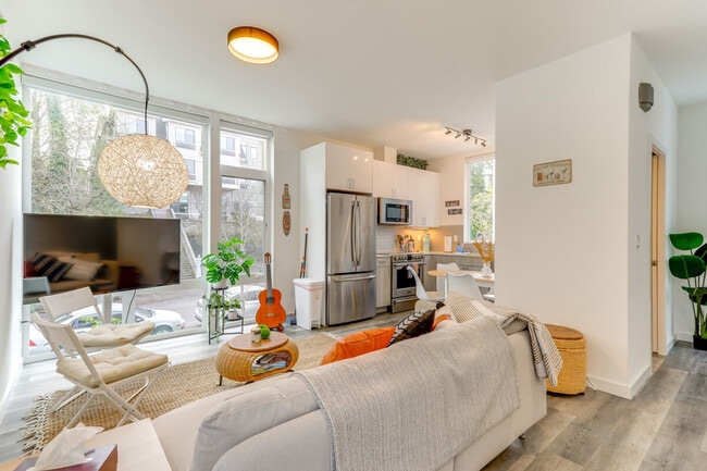 Building Photo - 128A W Florentia St