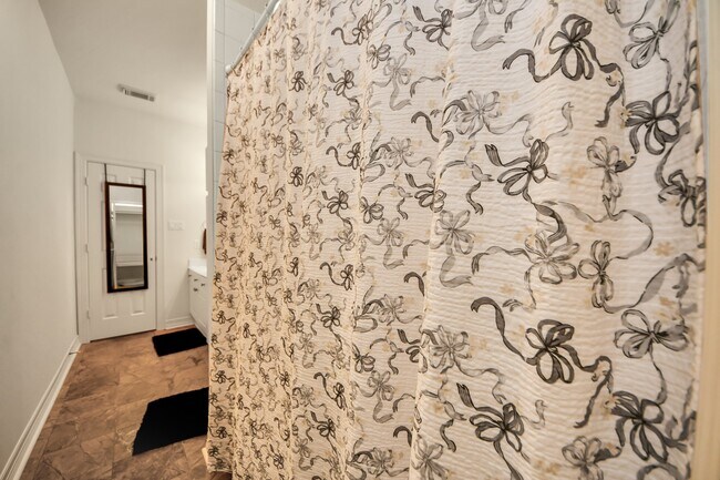 Photo - 825 Rosine St