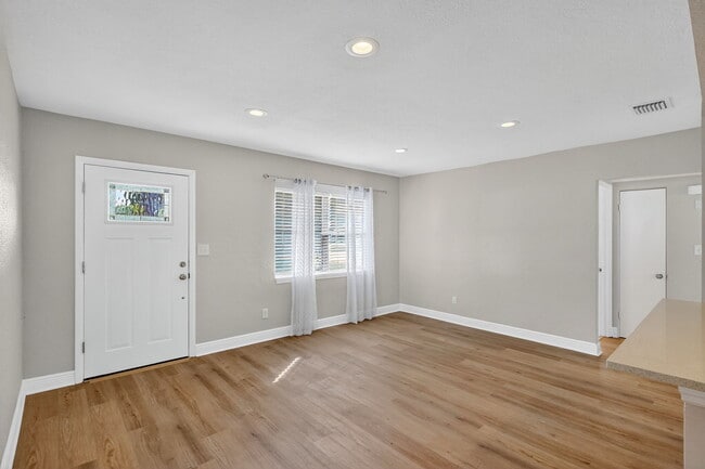 Photo - 541 40th Ave NE