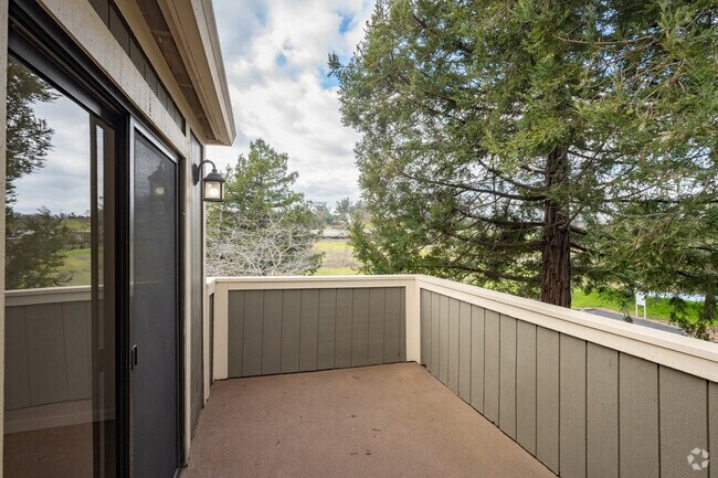 2BR, 1BA - 900SF - Balcony