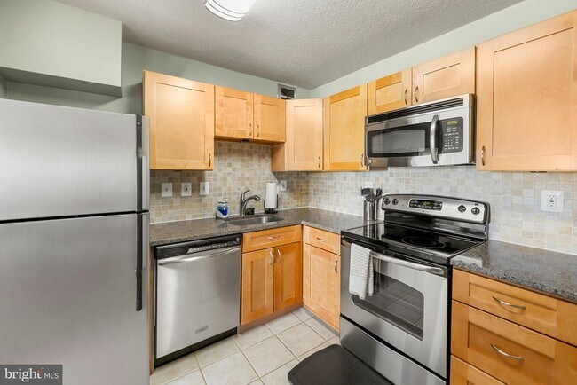 Photo - 205 Yoakum Pkwy Unit 902