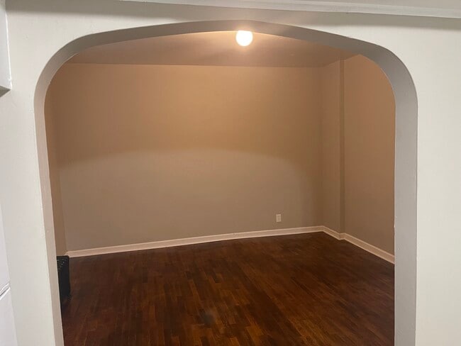 Building Photo - 836 N Larch St Unit 2