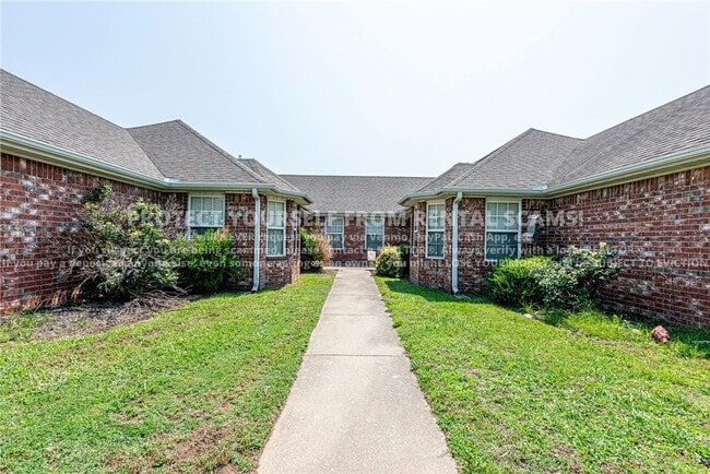 Building Photo - 245 Ravenwood Rd
