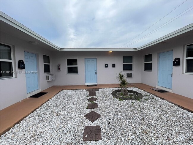 Building Photo - 5550 NE 20th Terrace Unit 2