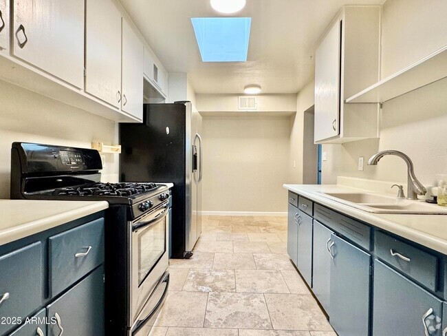 Building Photo - 731 W 12th Pl Rental