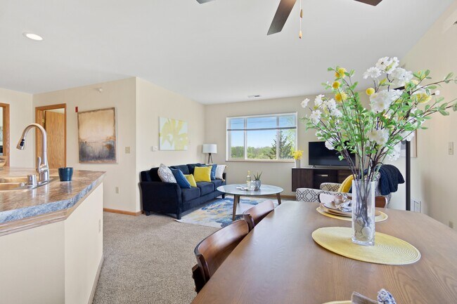 Sala de estar de los apartamentos Saddlebrook - Saddle Brook Apartments