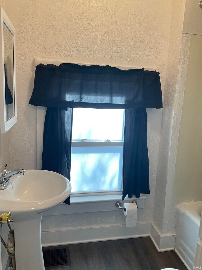 Photo - 1221 Wall St