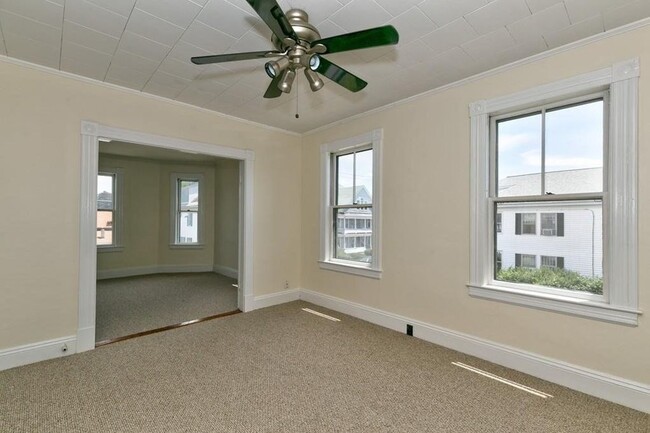 Photo - 296 University St