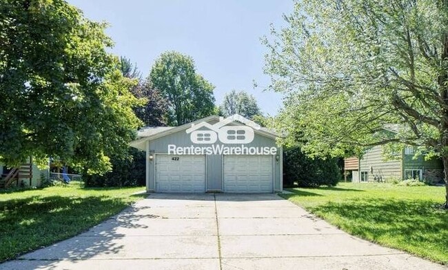 Building Photo - Available 12/1 - Cozy 2 Bed / 1 Bath Side ...