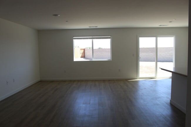 Photo - Sydney Park Home - New Home For Rent with ...