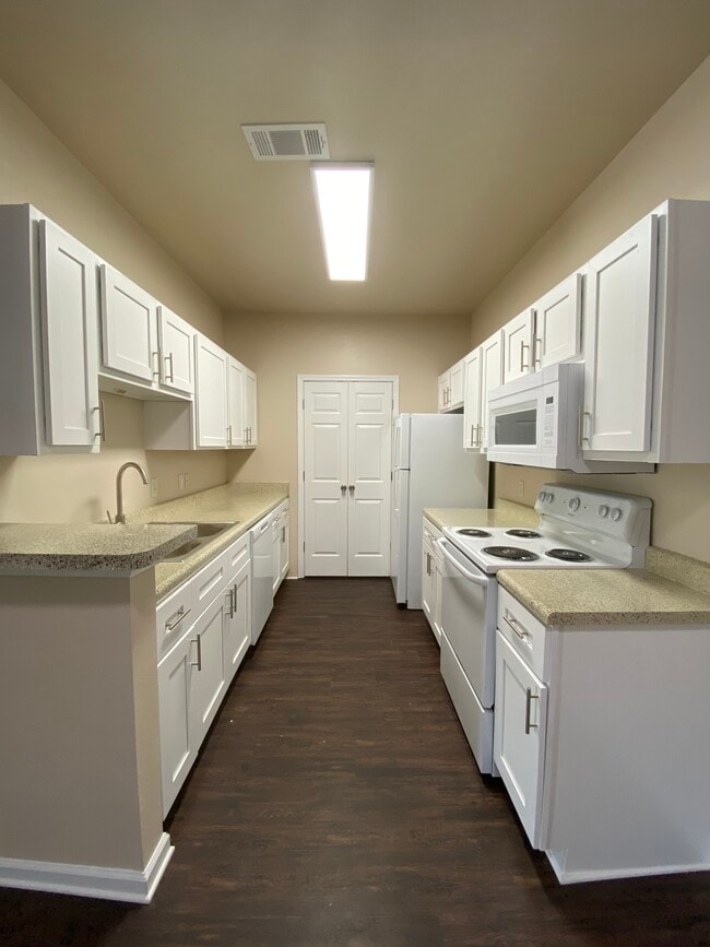 FULL KITCHEN - The Mandell