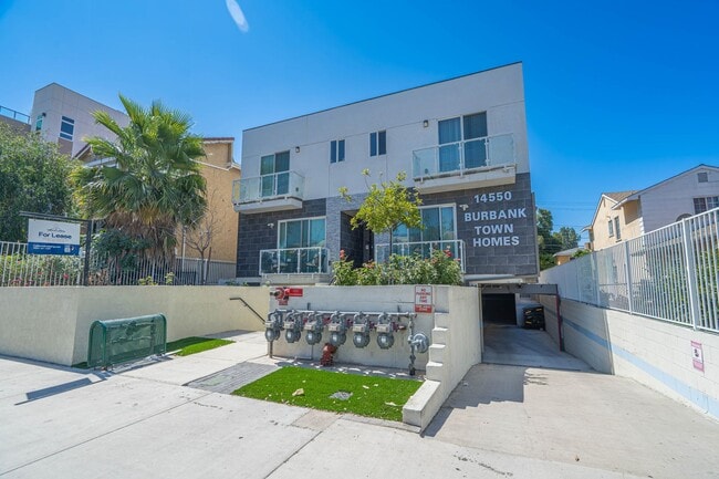Building Photo - 14550 Burbank Blvd Unit 102
