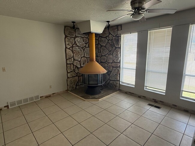 Photo - Great home with 2 car garage, deck and shed, fenced yard in Roy for rent