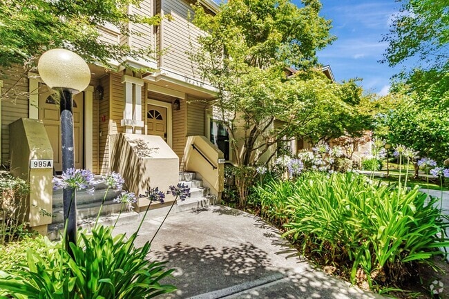 Building Photo - Two Primary Suites w/ Bonus Room l Prime L... Rental