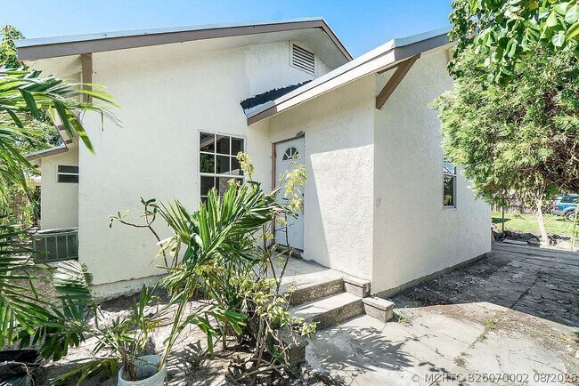 Building Photo - 420 Lilac Ct Unit A