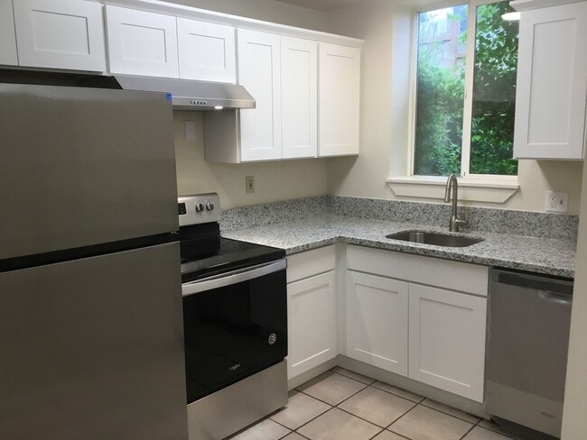 Photo - 1029000 Unit B