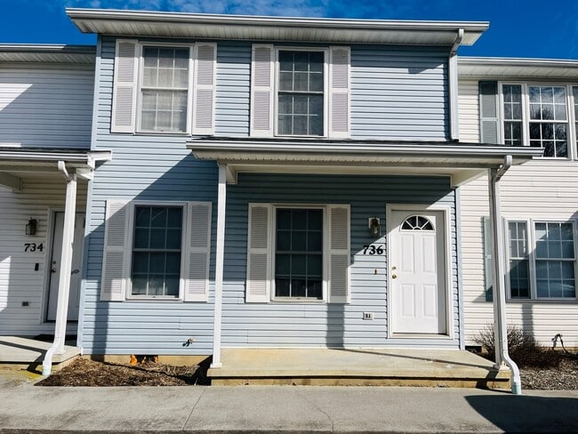Building Photo - 2 Bedroom, 2.5 Bath Townhouse