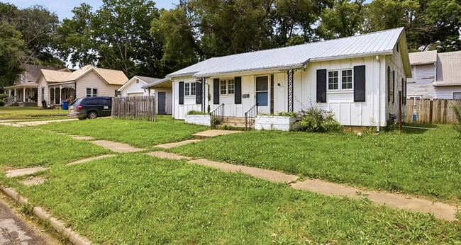 Building Photo - 2 Bed, 1 Bath Unit - Chanute KS