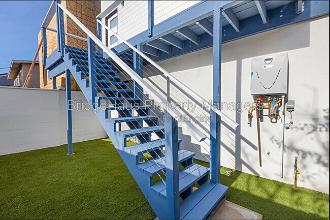 4656 Santa Monica Ave