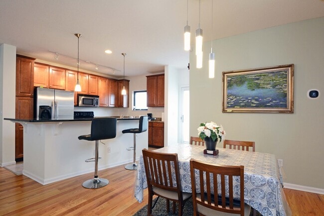 Building Photo - 2-Bed, 3-Bath Townhouse in a Great Location!