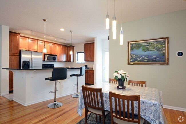 Building Photo - 2-Bed, 3-Bath Townhouse in a Great Location!