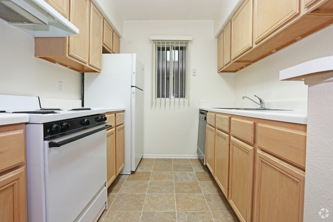 1BR, 1BA - 740 SF