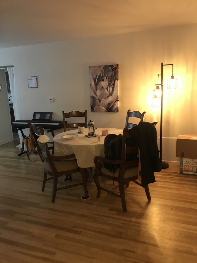 Dining area - 700 E Henry Clay St Apartments Unit 12