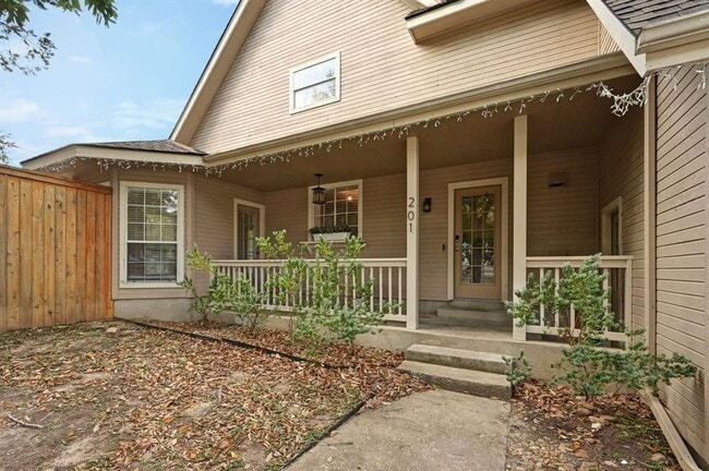 Building Photo - 201 Comanche Camp