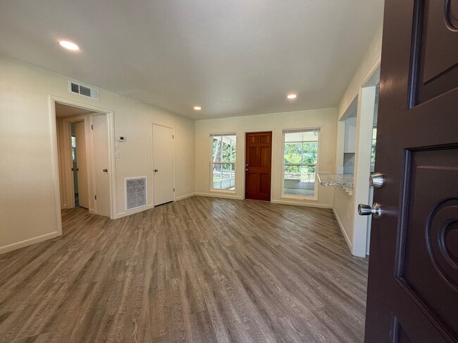 2513 Winona Ave