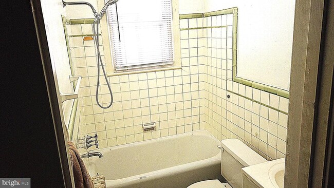 Photo - 820 Taylor St NE