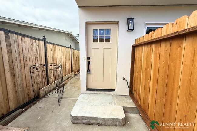 Building Photo - Brand New 2 Bed/2 Bath ADU with Balcony + A/C in South San Francisco