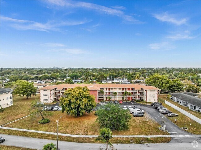 Building Photo - 4731 NW 10th Ct Unit 316 Rental