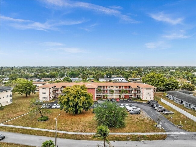 Building Photo - 4731 NW 10th Ct Unit 316 Rental
