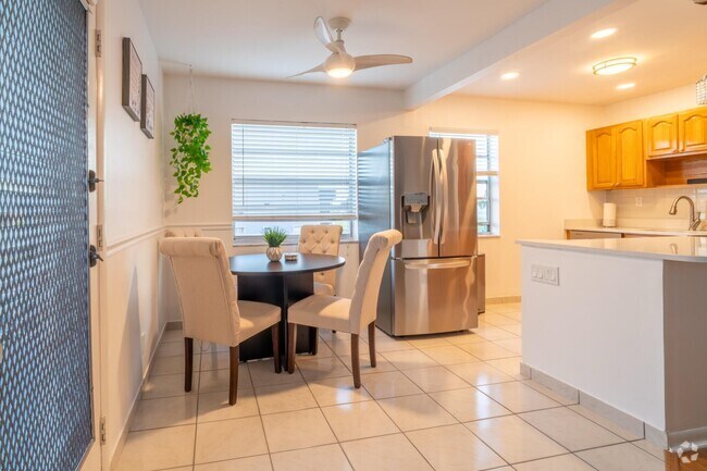 Building Photo - 313 Burgundy N Unit G Rental