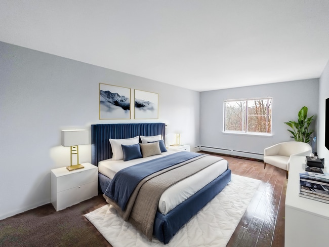 Bright Bedroom - 905 Lofts