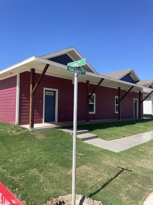 Building Photo - 2101 Lions Ln