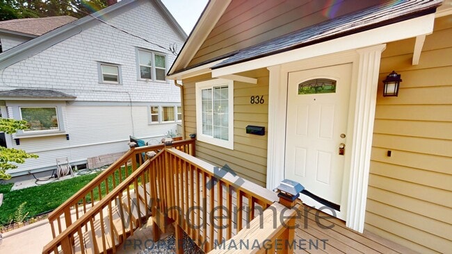 Building Photo - 834/836 Whitman Unit 836