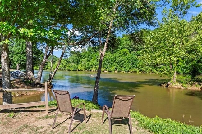 Building Photo - 1028 Riverbend Club Dr SE