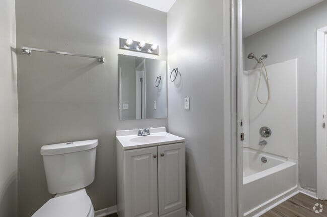 2BR, 1.5BA - 837SF - Primary Bathroom