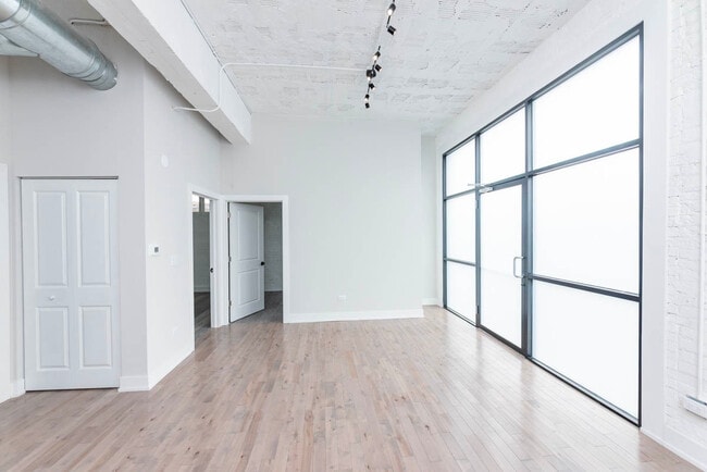 Photo - 2000 W 22nd Pl Unidad 1E