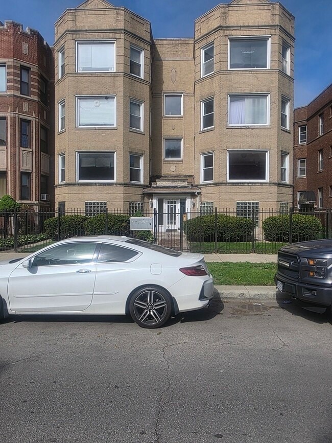 Building Photo - 6926 S Paxton Ave