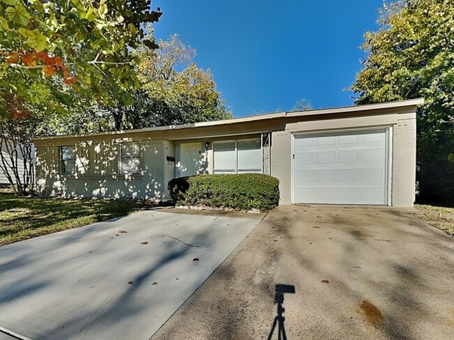 Building Photo - 2925 Caribbean Dr