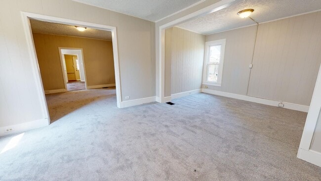 Photo - Huge 4 Bedroom Single Family House - almost 1500 SQ FT!