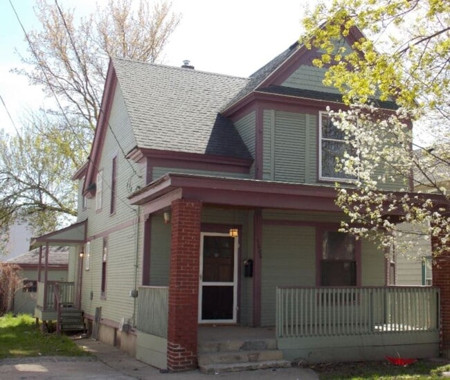 Building Photo - Spacious Three Bedroom Single Family near John Ball Zoo!