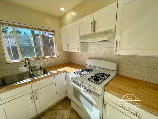 Photo - 522 W Gutierrez St Apartments Unit 1