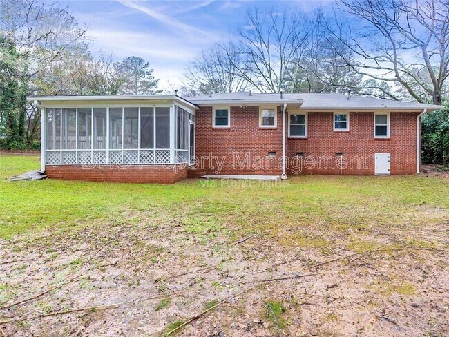 Photo - 161 Larose Cir SE